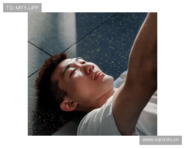 孙铭徽训练完直接拎两袋蛋白粉去接娃，这爹当的比超人还满