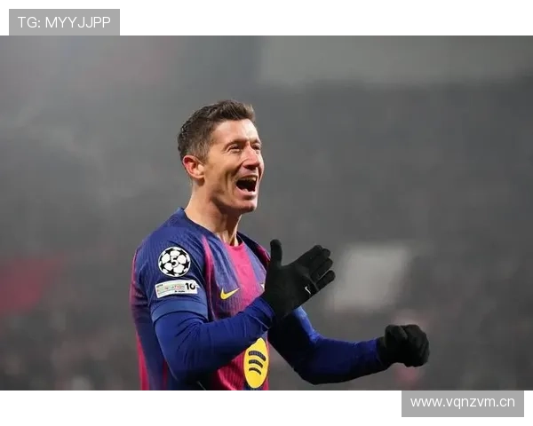 莱万每天五点起床练射门，家里冰箱贴满训练计划，老婆说他连度假都在数步数